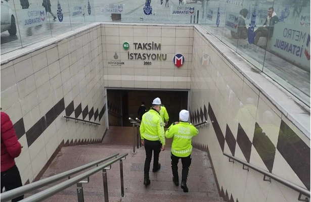 Taksim metrosunda yolcu raylara düştü, seferler durdu