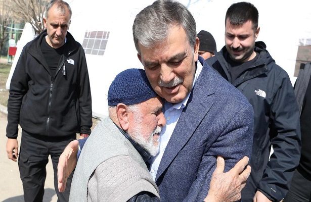 Abdullah Gül 18. günde deprem bölgesinde