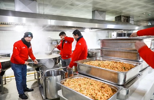 Gönüllü şefler Kızılayın deprem bölgesindeki aşevlerinde milyonlarca kap yemek pişirdi