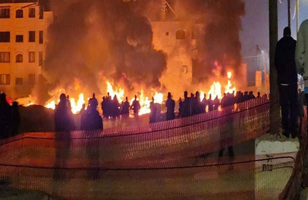 Katil Siyonistler Gece Yarısı Filistinlilerin Evini Ateşe Verdi