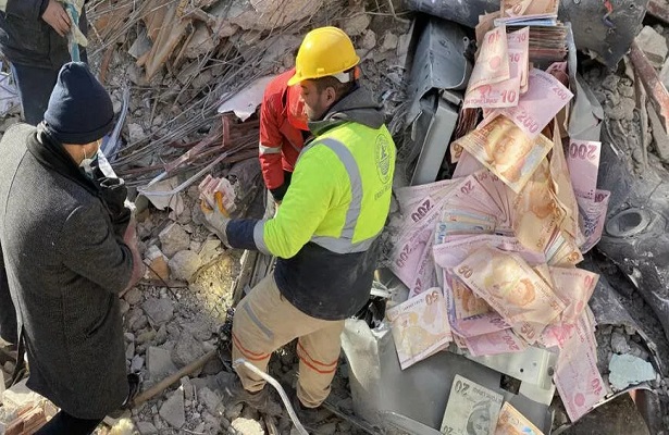 Deprem sonrası enkazda içi para dolu kasa bulundu