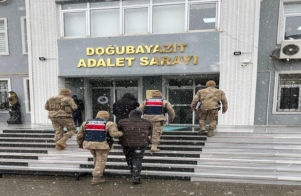 Ağrı’da 67 düzensiz göçmen 2 organizatör yakalandı