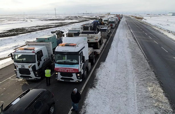 Yardım tırları akın akın deprem bölgesine gidiyor! 40 kilometrelik konvoy oluşturdu