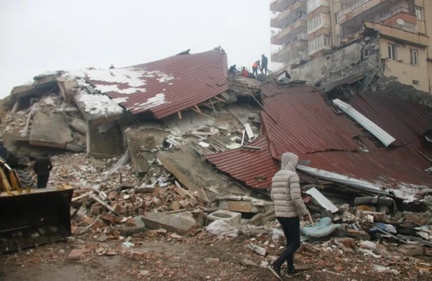 Deprem sonrası video çekerken ev üstüne yıkıldı!