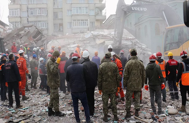 Çeçen Apartmanı’nın altında kalan olmadığı tespit edildi