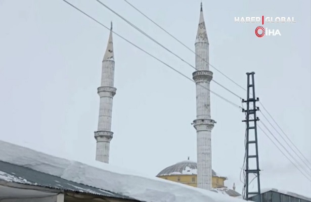 Depremde Yıkılan Cami Minaresinin Altında Kalan 1 Kişi Hayatını Kaybetti