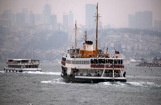 İstanbul’da vapur seferlerine fırtına engeli