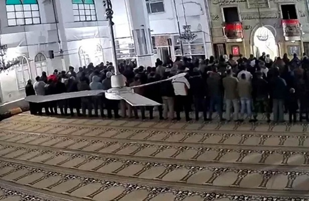 Camide namaz kılarken depreme yakalandılar