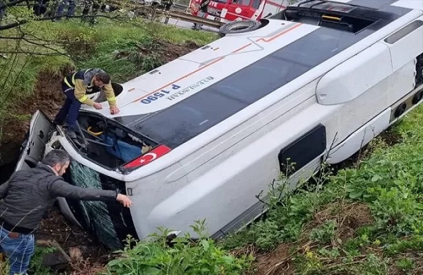 Kocaeli’de servis midibüsü devrildi: 8 kişi yaralandı