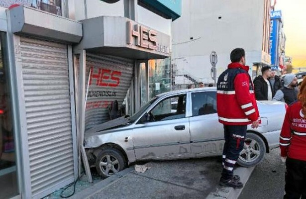 Avcılar’da otomobil iş yerine çarptı!