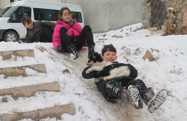 Bayburt’ta kar nedeniyle eğitime 1 gün ara verildi