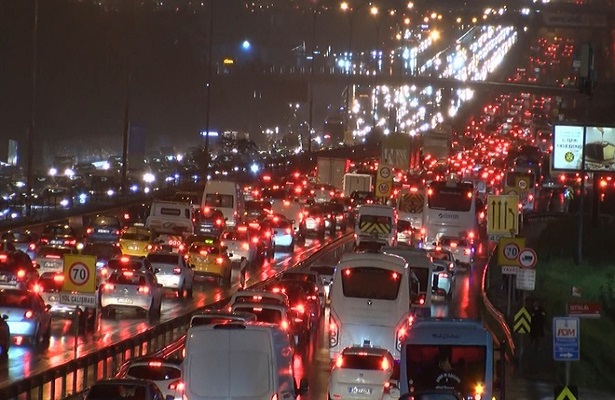 İstanbul trafiğinde ‘yağmur’ yoğunluğu!