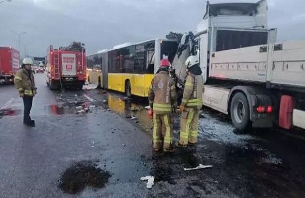 TEM’de sabah vaktinde kaza: TIR, İETT ve otomobil birbirine girdi