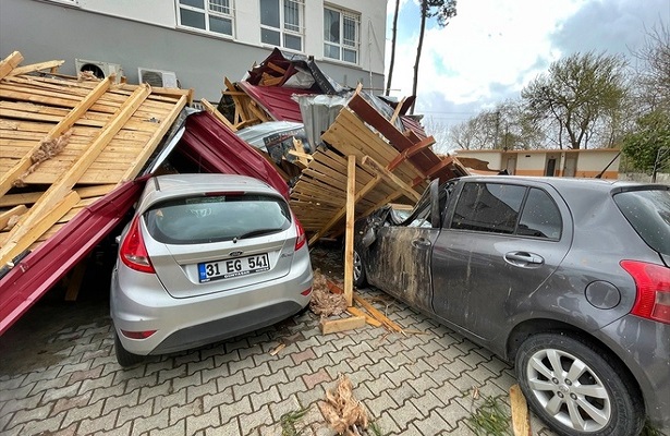 Osmaniye’de okulun çatışı uçtu