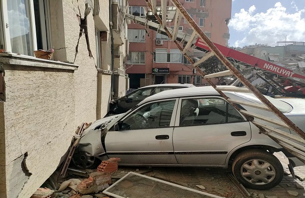 Hatay’da 5 otomobil, 50 kişiyi kurtardı!