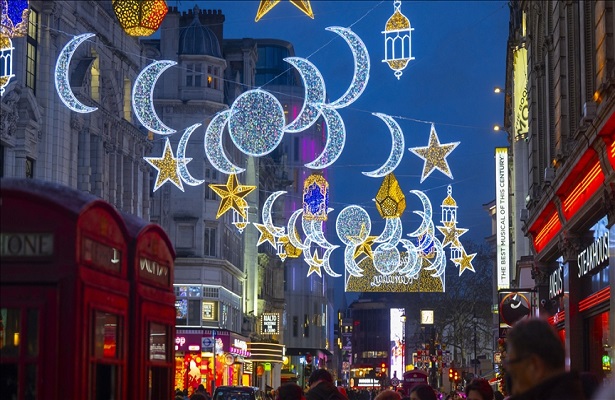 Londra’nın ünlü caddesi ilk kez ramazan dolayısıyla özel olarak aydınlatıldı