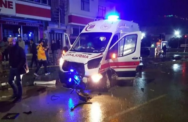 Tokat’ta hasta taşıyan ambulans otomobille çarpıştı