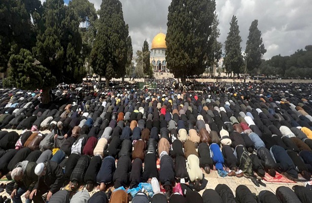 Siyonistlerin Engellemelerine Rağmen 250 Bin Kişi Mescid-i Aksa’da Cuma Namazı Kıldı