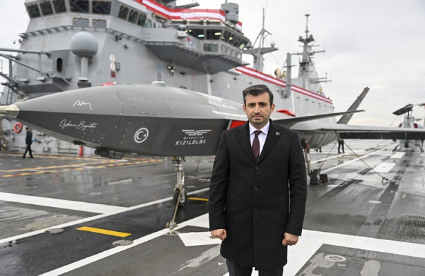 Selçuk Bayraktar, dünyanın ilk SİHA gemisi TCG Anadolu’yu ziyaret etti