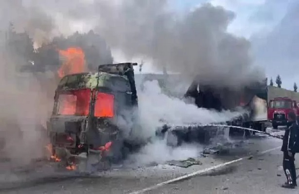 Antalya’da seyir halindeki tır alev alev yandı!