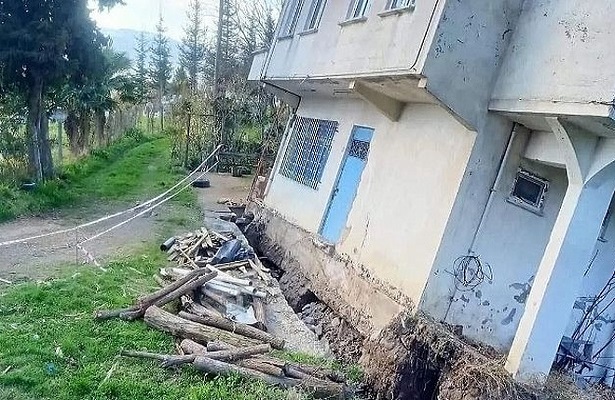 Ordu’da ilginç olay: Bir bina heyelan nedeniyle yan yattı