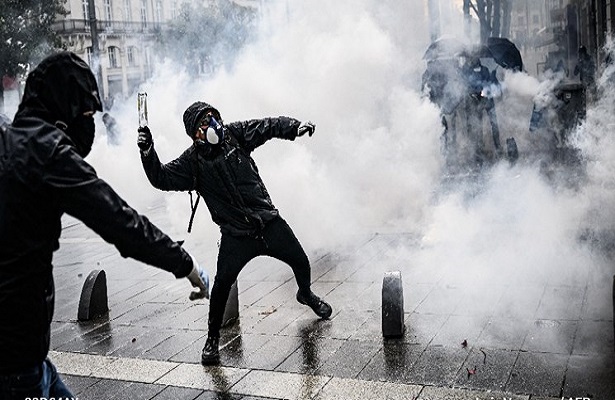 Fransa’da İşçi Bayramı Gösterisinde 100’den fazla Polis Yaralandı