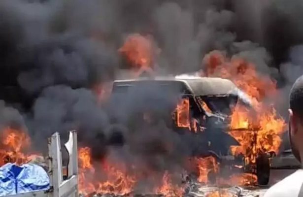 Hatay’da park halindeki minibüs yandı