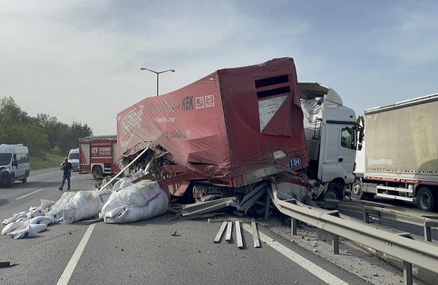 TEM otoyolunda tır bariyerlere saplandı!