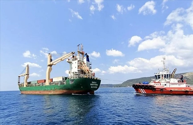 Çanakkale Boğazı’nda arızalanan gemi demirletildi