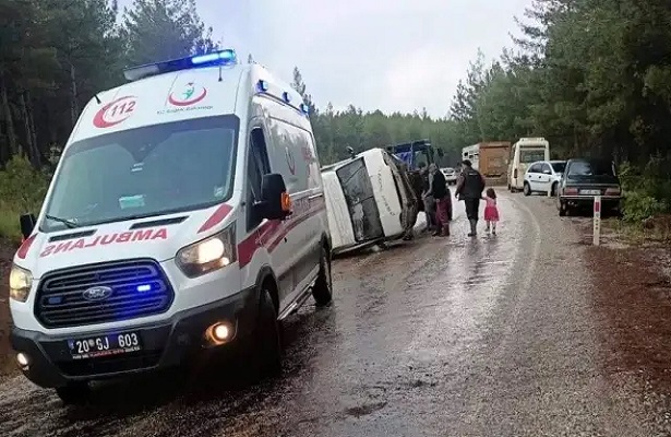 Tütün işçilerini taşıyan minibüs devrildi: 5 yaralı