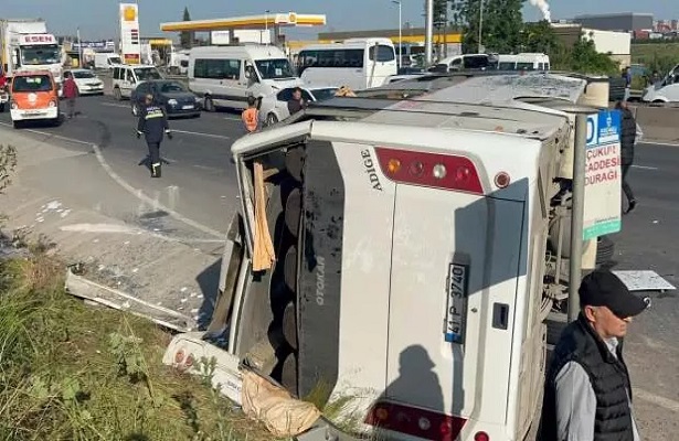 İşçi minibüsü TIR’a çarpıp devrildi: 13 yaralı