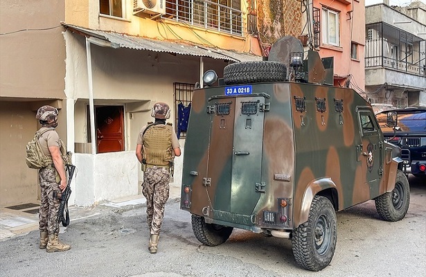 Mersin’de zehir baskını: 21 zanlı yakalandı!