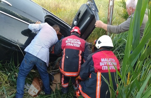 Şarampole devrilen otomobildeki 1 kişi öldü, 4 kişi yaralandı