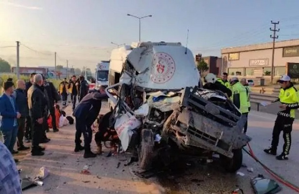 Sporcuları taşıyordu, feci kaza: 1 kişi öldü, 15 yaralı!