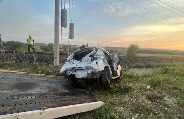 Yolcu treni hemzemin geçitte otomobile çarptı