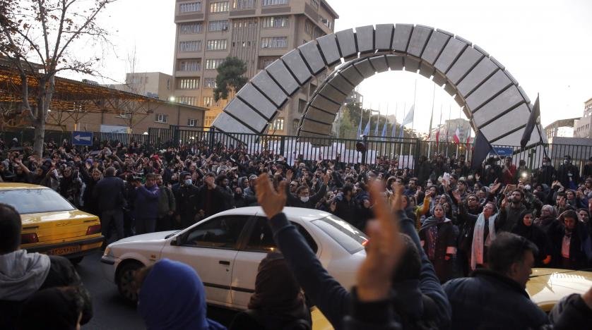 İsveç’in Tahran Büyükelçiliği önünde protesto