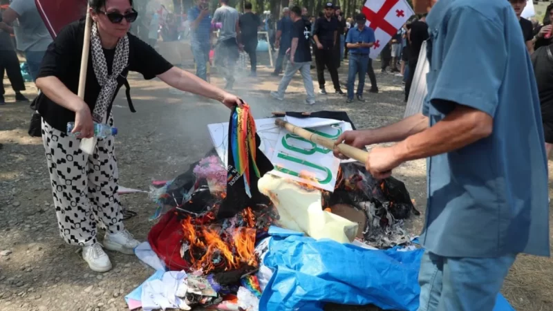 Gürcistan’da halk LGBT festivalini bastı