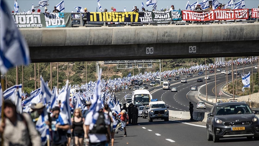 İsrail’de hükümetin yargı düzenlemesine karşı binlerce kişi Tel Aviv’den Batı Kudüs’e yürüyor