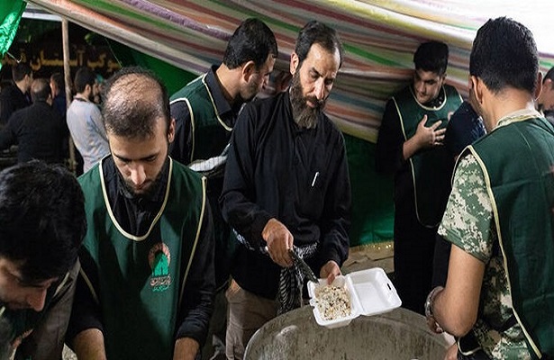 Mehran Sınırdaki Ziyaretçilere 700 Bin Paket Sıcak Yemek Dağıtıyor