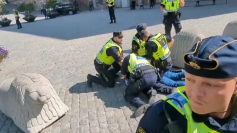 İsveç’te ‘Kur’an’ı yakmayı durdurun’ protestosuna polis müdahale etti