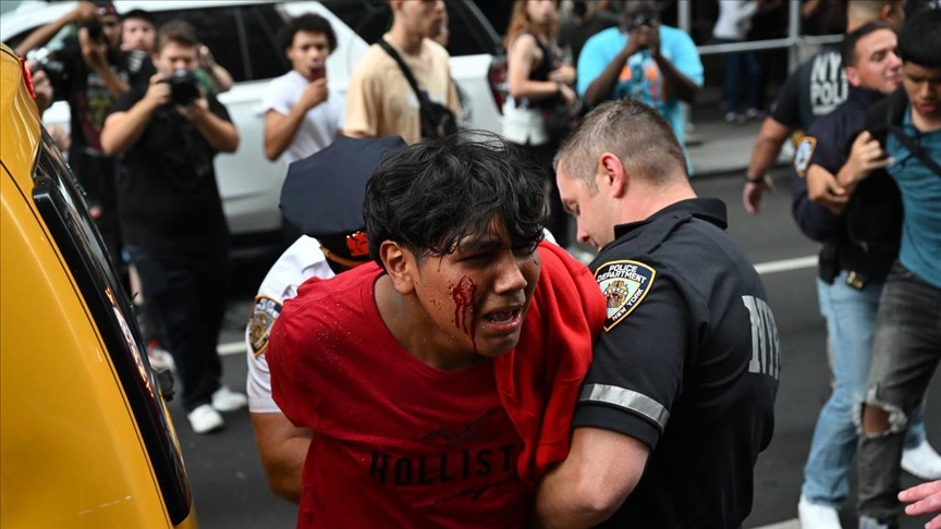 New York’ta sosyal medya fenomeninin hediye dağıtımında arbede