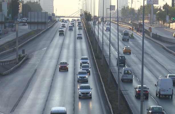 Burası İstanbul’un en işlek yolu! Sabah saatlerinde atları gören sürücüler şaşırdı kaldı – Video