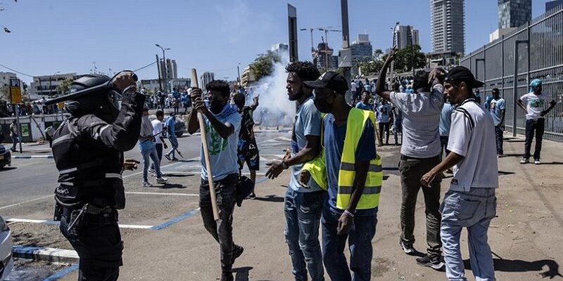 Siyonist güçler Eritreli sığınmacılara gerçek mermiyle müdahale etti