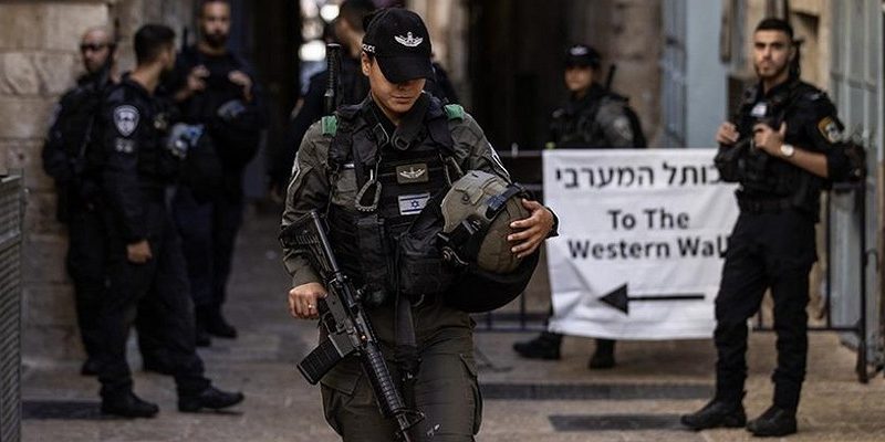 Siyonist yerleşimciler, polis eşliğinde Mescid-i Aksa’ya baskın düzenledi