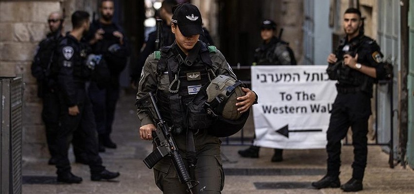 Siyonist yerleşimciler, polis eşliğinde Mescid-i Aksa’ya baskın düzenledi