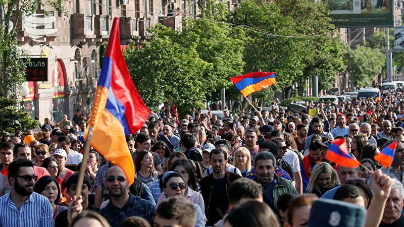 Erivan’ın merkezinde yer alan protestocular hükümet karşıtı gösteri yapıyor