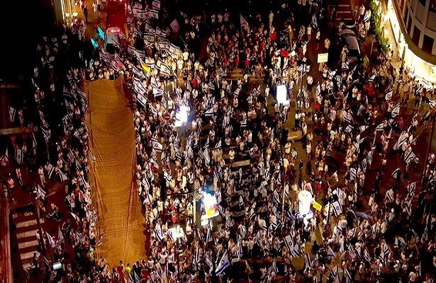 Tel Aviv’de Binlerce Protestocu Netanyahu’nun İstifasını İstedi