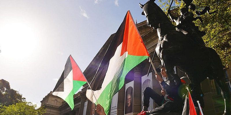 Avustralya’da, Sydney Opera Binası’nın İsrail bayrağı renkleriyle aydınlatılması kararına protesto