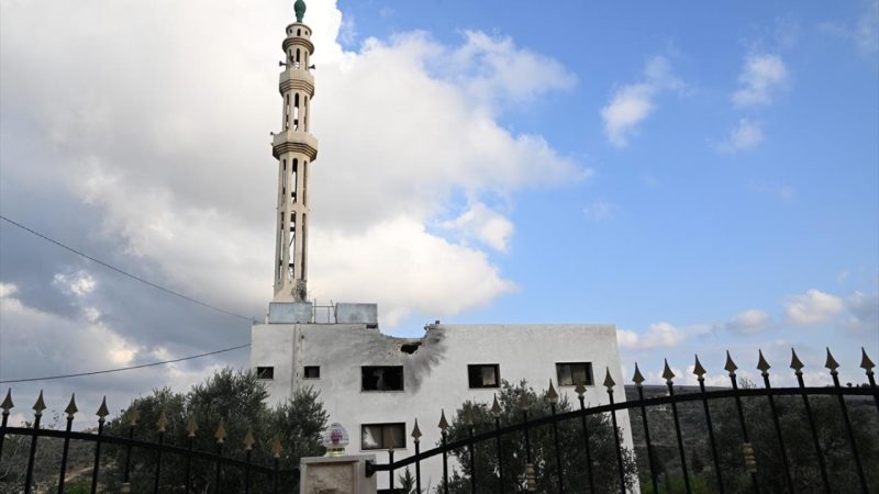 İsrail Lübnan’daki bir camiyi vurdu
