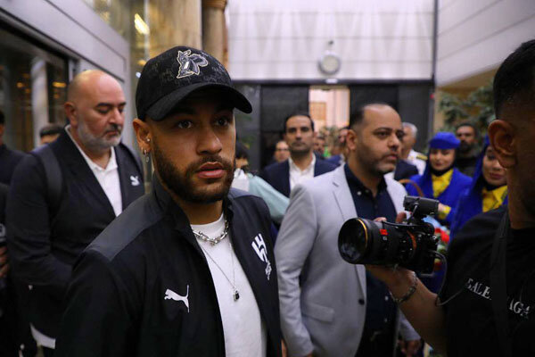 Dünyaca ünlü futbolcu Neymar’ın, El Hilal- Nessaci Mazenderan maçı için Tahran’a geldiği açıklandı.